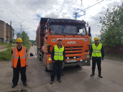 В Алдане ведутся работы по ямочному ремонту асфальтового покрытия /  Алдан Алданский 