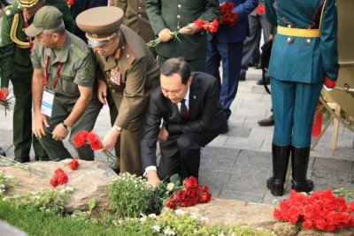 Айсен Николаев возложил цветы к памятнику «Матерям победителей» в Москве