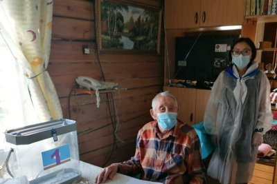 На выборах в Якутии проголосовал 100-летний житель Сунтарского района