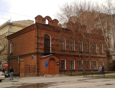 Двухэтажное кирпичное здание /  / Новосибирская область
