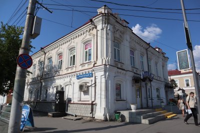 Здание, входящее в ансамбль улицы Куйбышева – пример купеческого дома /  / Курганская область