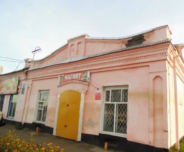 Каменный жилой дом середины XIX века, ныне магазин промышленных, детских товаров /  / Кемеровская область