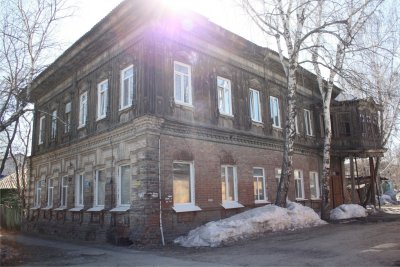 2-х этажный дом, 1-й этаж кирпичный, над входом деревянный эркер /  / Томская область