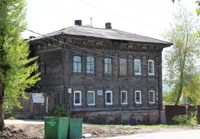 2-х этажный жилой дом с эркером над входом /  / Томская область