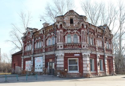 Двухэтажное каменное здание 1909 г. в неорусском стиле, бывшая лавка Ермолаева, ныне краеведческий музей /  / Кемеровская область