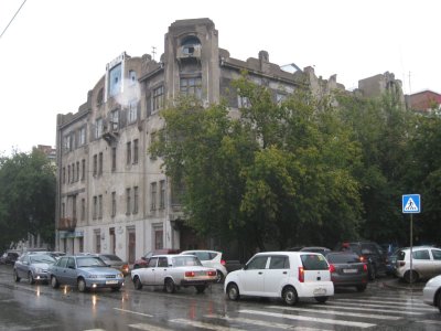 Здание правления Кузнецких каменноугольных копий с росписями на фасаде /  / Омская область