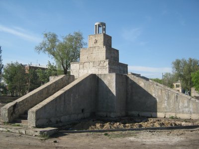 Братская могила, в которой похоронены участники вооруженного восстания 22 декабря 1918 года. На могиле установлен памятник /  / Омская область