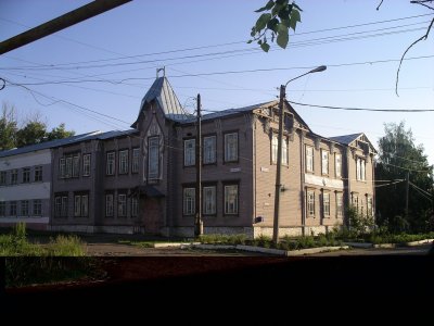 Двухэтажное деревянное здание бывшего городского училища /  / Чувашская республика