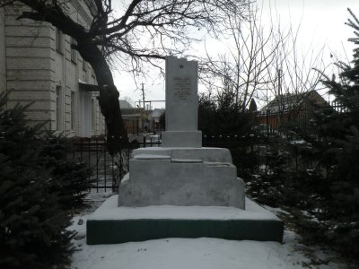 Братская могила воинов, погибших при обороне села от белогвардейцев в 1919 г., установлен обелиск /  / Республика Ингушетия