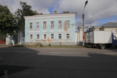 Главный дом с калиткой и двумя воротами /  / Московская область
