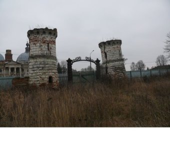 Две въездных башни /  / Московская область