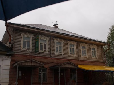 Здание бывшей гостиницы, низ каменный, верх деревянный /  / Вологодская область