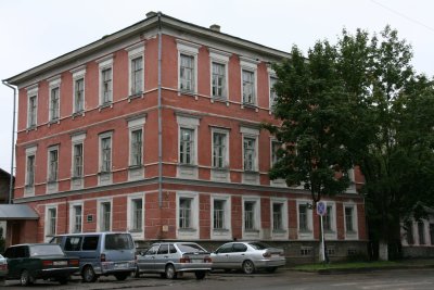 Здание бывшей гимназии, 2-х этажное, каменное /  / Вологодская область
