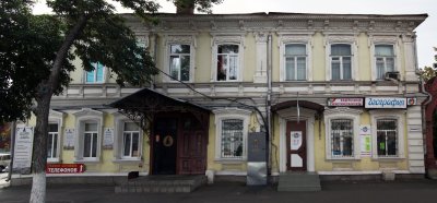 Жилой дом с барачно-классическим декором /  / Оренбургская область