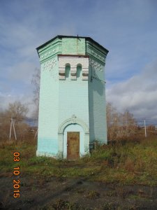 Водонапорная башня 1895 года с каменным основанием и деревянным навершием, с резным декором /  / Кемеровская область