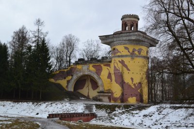 Башня-руина с искусственной горкой /  / Город Санкт-Петербург
