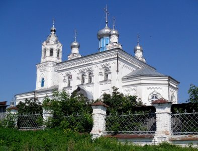 Здание бывшей церкви с часовней, оградой, воротами /  / Чувашская республика