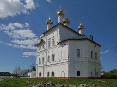 Троицкая церковь с иконостасами, лепным декором и темперными росписями /  / Тверская область