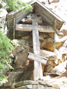 Деревянный крест над каменной пещерой Александра Свирского /  / Республика Карелия