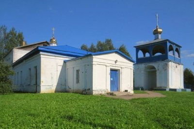 Церковь Успения с отдельно стоящей колокольней н. XIX в. /  / Новгородская область