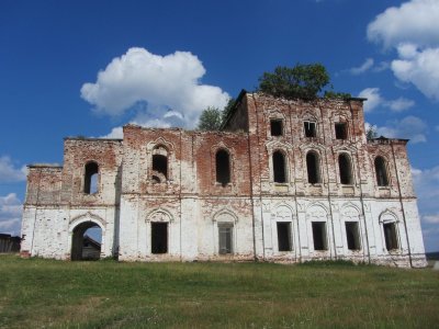 Здание бывшей каменной церкви в с. Глотово Удорского района /  / Республика Коми