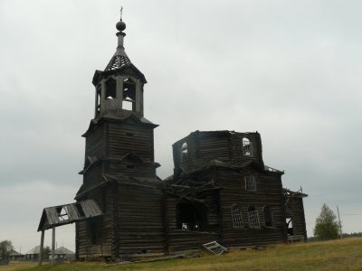 Здание бывшей деревянной церкви в п. Нючпас Койгородского района /  / Республика Коми