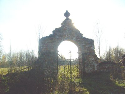 Восточные ворота в ограде церкви /  / Костромская область