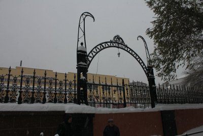 Заводская ограда на площади /  / Челябинская область