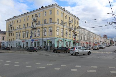 Здание, где в 1876 г. был открыт первый в крае книжный магазин О.П.Петровской /  / Пермский край