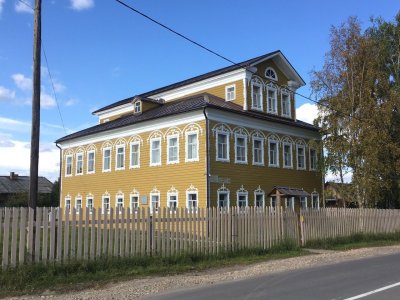 Двухэтажное деревянное здание в с. Ижма /  / Республика Коми