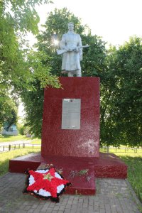 Братская могила советских воинов, погибших в боях с фашистскими захватчиками в 1943 году. Захоронено 13 человек, имена 3 человек установлены. Скульптура советского воина /  / Белгородская область