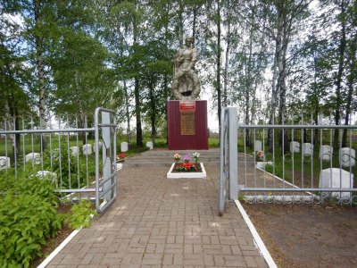 Братская могила советских воинов, погибших в боях с фашистскими захватчиками в 1943 году. Захоронено 24 человека, имена 9 человек установлены. Обелиск /  / Белгородская область