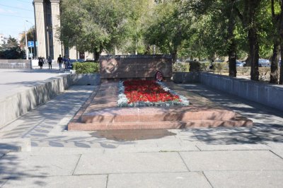 Братская могила, в которой похоронены воины 13-й Гвардейской стрелковой дивизии, погибшие при обороне Сталинграда /  / Волгоградская область