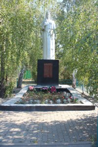 Братская могила советских воинов, погибших в боях с фашистскими захватчиками в 1943 году. Захоронено 12 человек, имена установлены. Обелиск /  / Белгородская область