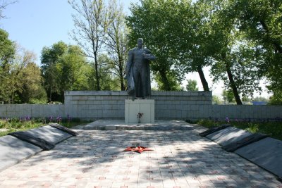 Братская могила советских воинов, погибших в боях с фашистами на подступах к г. Грозному и умерших от ран в госпиталях в 1942-1945 гг. /  / Чеченская республика