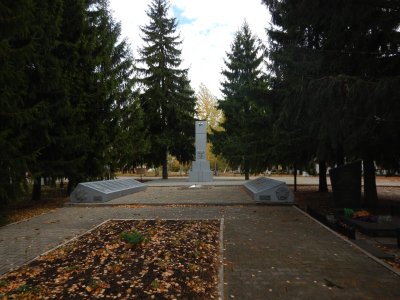 Братская могила советских воинов, погибших в боях с фашистскими захватчиками в 1943 году. Захоронено 14 человек, установлены имена. Мемориал /  / Белгородская область