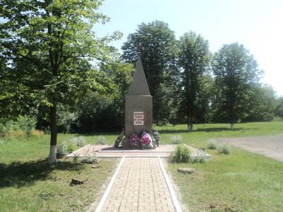 Братская могила  советских воинов, погибших в боях с фашистскими захватчиками в 1943 году.  Захоронено 3 человека, имена не установлены. Обелиск /  / Белгородская область