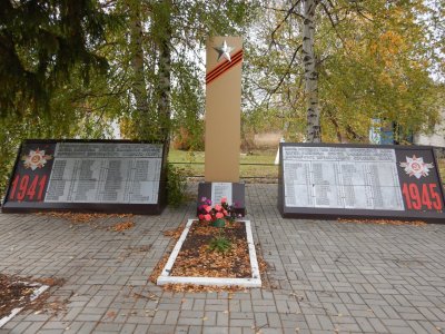 Братская могила советских воинов, погибших в боях с фашистскими захватчиками в 1943 году. Захоронено 12 человек, имена всех установлены. Обелиск /  / Белгородская область
