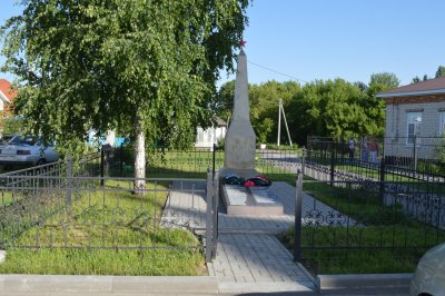 Братская могила советских воинов, погибших в боях с фашистскими захватчиками в 1943 году. Захоронено 13 человек, установлены имена 2 человек. Обелиск /  / Белгородская область