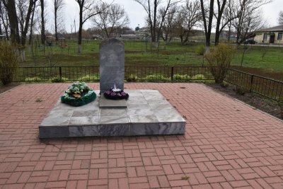 Могила неизвестного солдата, погибшего в бою с фашистскими захватчиками /  / Белгородская область