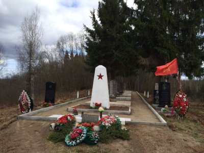 Братская могила 175 воинов, погибших в боях с немецко-фашистскими захватчиками в ноябре-декабре 1941 года /  / Новгородская область