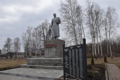 Братская могила советских воинов, погибших в боях с фашистскими захватчиками в 1943 году. Захоронено 147 человек, имена установлены 137 человек. Скульптура советского воина /  / Белгородская область