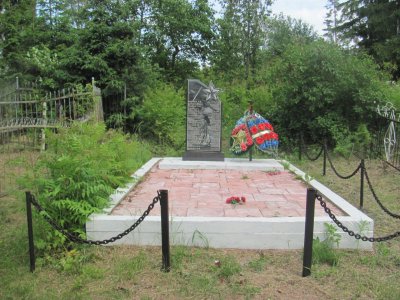 Братская могила 18 воинов Советской Армии, погибших в период Великой Отечественной войны 1941-1945 гг. /  / Новгородская область