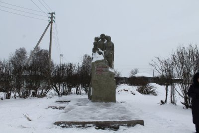 Памятник Героям Гражданской войны, павшим в борьбе за Советскую власть, сооружен в июне 1967 года /  / Удмуртская республика