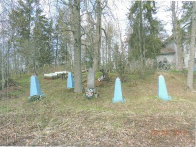 Братская могила 9 воинов Советской Армии, умерших в 1941 году в госпиталях от ран, полученных в боях с немецко-фашистскими захватчиками при освобождении Маловишерского района /  / Новгородская область