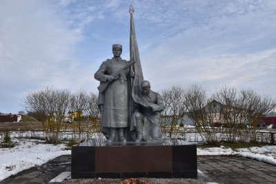 Братская могила советских воинов, погибших в боях с фашистскими захватчиками в 1943 году. Захоронено 154 человека, установлены имена 154 человек. Скульптура советского воина /  / Белгородская область