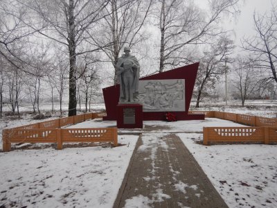 Братская могила советских воинов, погибших в боях с фашистскими захватчиками в 1943 году. Захоронено 128 человек, имена 87 человек установлены. Скульптура советского воина /  / Белгородская область