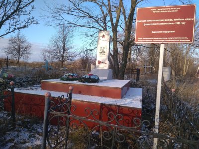 Братская могила советских воинов, погибших в боях с фашистскими захватчиками в 1943 году. Захоронено 12 человек, имя 1 человека установлено. Обелиск /  / Белгородская область