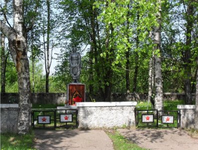Братская могила 184 воинов Советской Армии, погибших в боях с немецко-фашистскими захватчиками в 1942 году /  / Новгородская область
