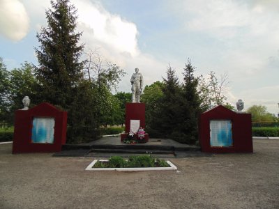 Братская могила советских воинов, погибших в боях с фашистскими захватчиками в 1943 году. Захоронено 14 человек, имена 3 человек установлены. Скульптура советского воина /  / Белгородская область